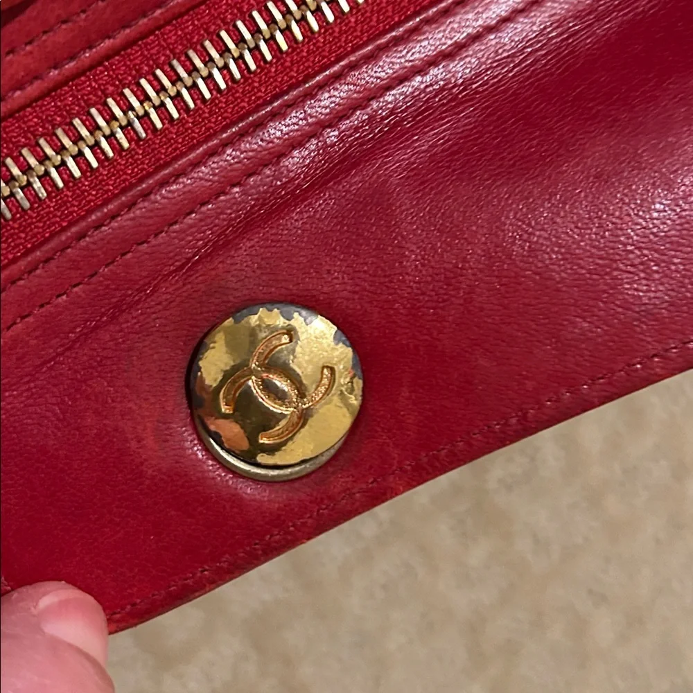 CHANEL Red Quilted Leather Shoulder Bag with Gold Chain